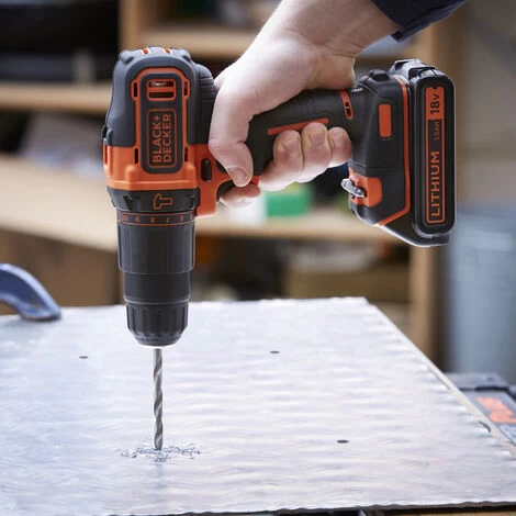 Black & Decker Perceuse à Percussion Sans Fil - 18 V - 1,5 Ah - 2 Vitesses - 104 Accessoires - Livrée En Boite à Outil (BDCHD18S1KA-QW) 6 Black & Decker Perceuse à Percussion Sans Fil - 18 V - 1,5 Ah - 2 Vitesses - 104 Accessoires - Livrée En Boite à Outil (BDCHD18S1KA-QW) – Image 4